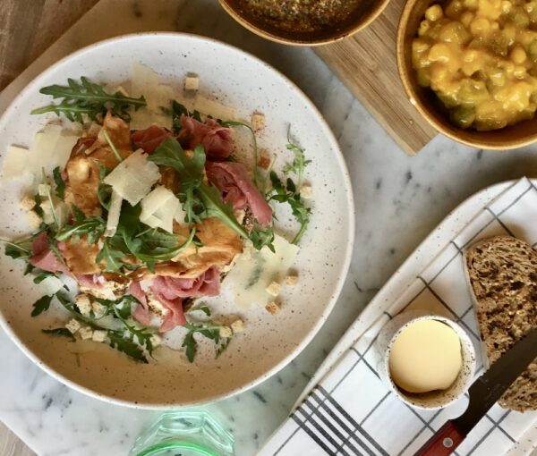 photo 1578167731266 cabac4159bed