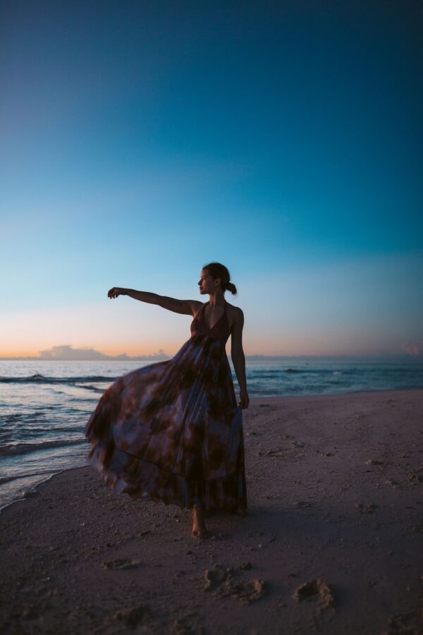 photo 1564966591249 de20a43b5822