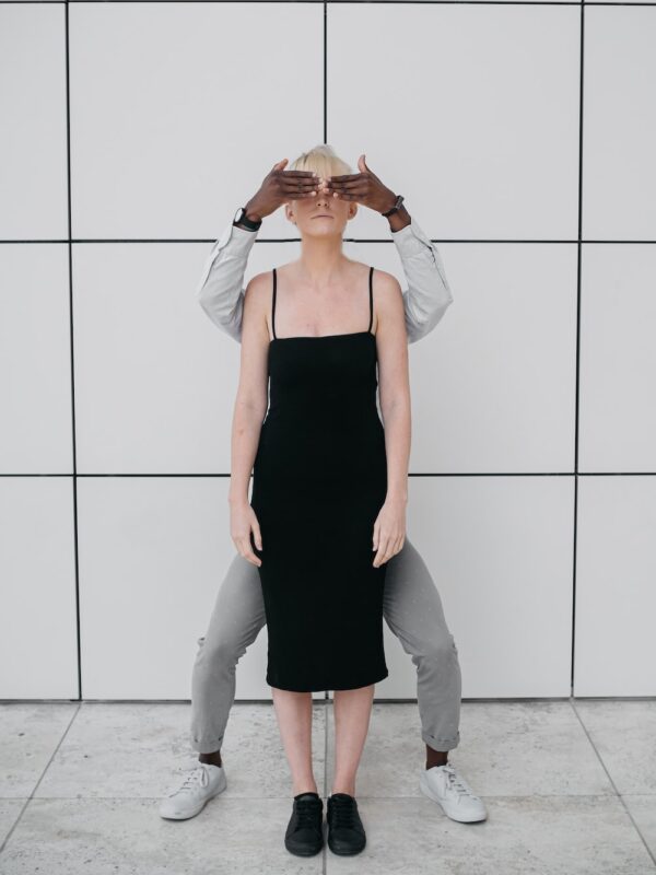 photo 1572151606772 db645765349e