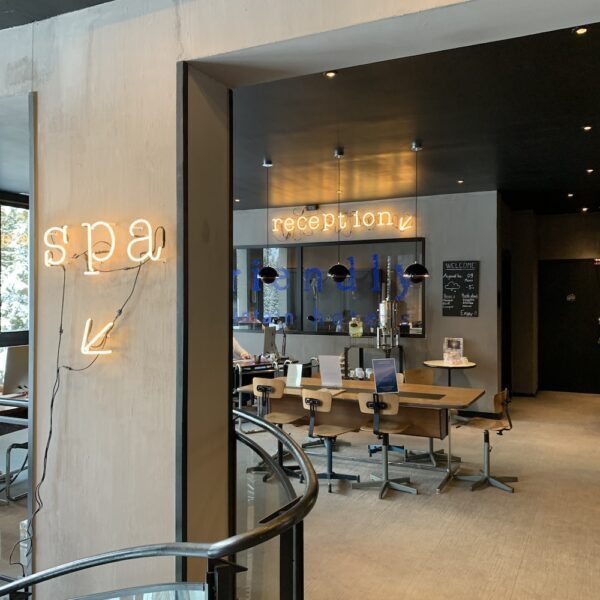 photo 1584536318461 2ee56bc042f1