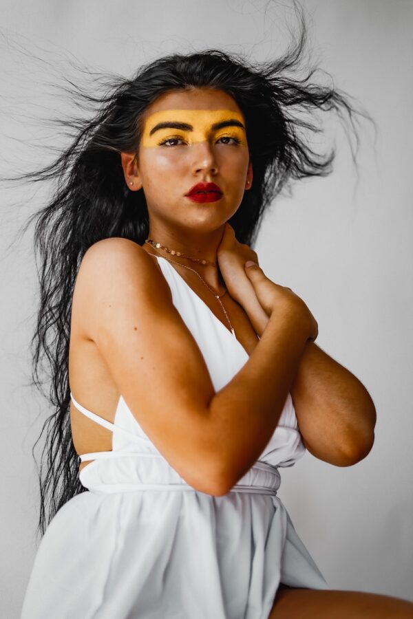 男女時尚穿搭指南:一起探索最流行的潮流趨勢 4 photo 1597033760845 2cc73629ec8b