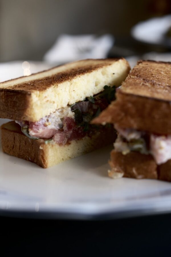 photo 1659589967239 ac53f6f24c75