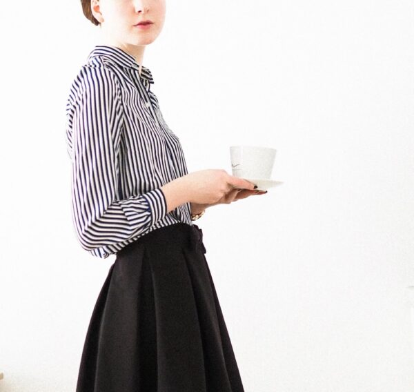 探索時尚與社會價值觀的互動關係 8 photo 1583496661123 4aa8c589a915