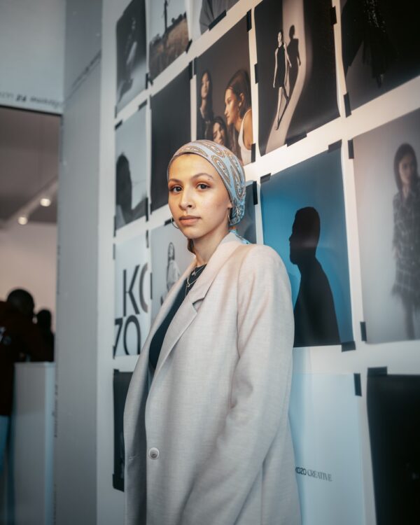 「職場女性的時尚穿搭技巧:極簡而時尚的職場風格」 10 photo 1679931992295 a8d77544a807