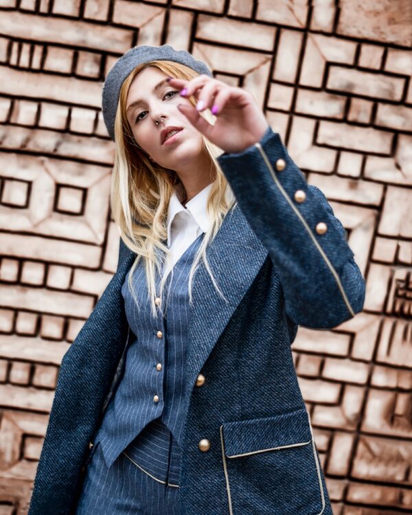 photo 1663016856454 68bbd78e51a3