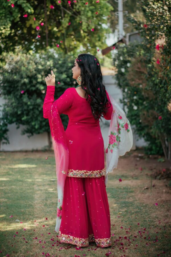 photo 1603124552871 7b1e01bca126