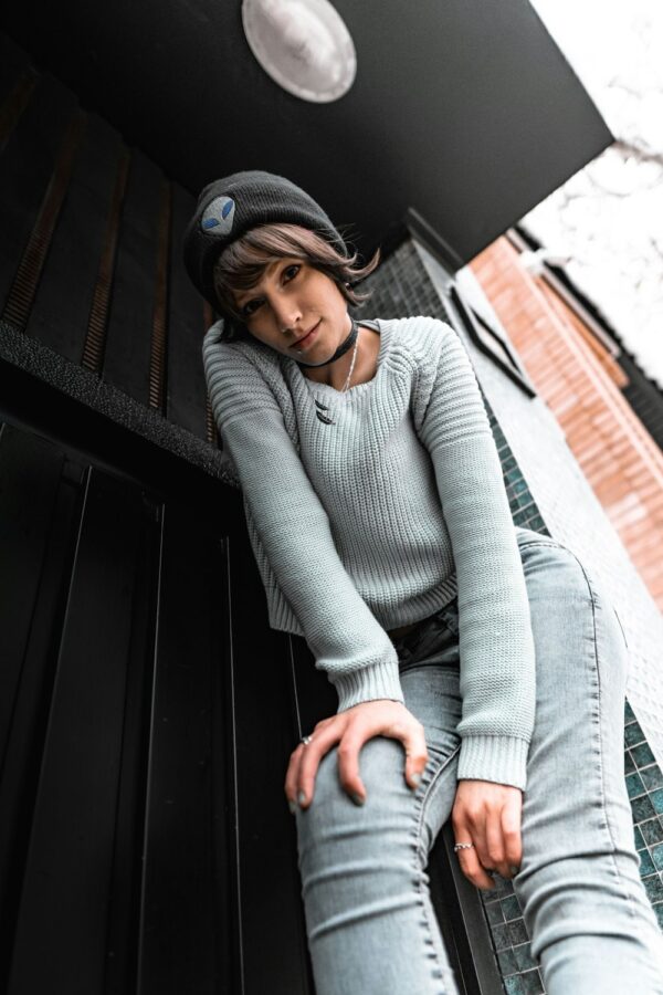 photo 1676145584402 b01927a143fb